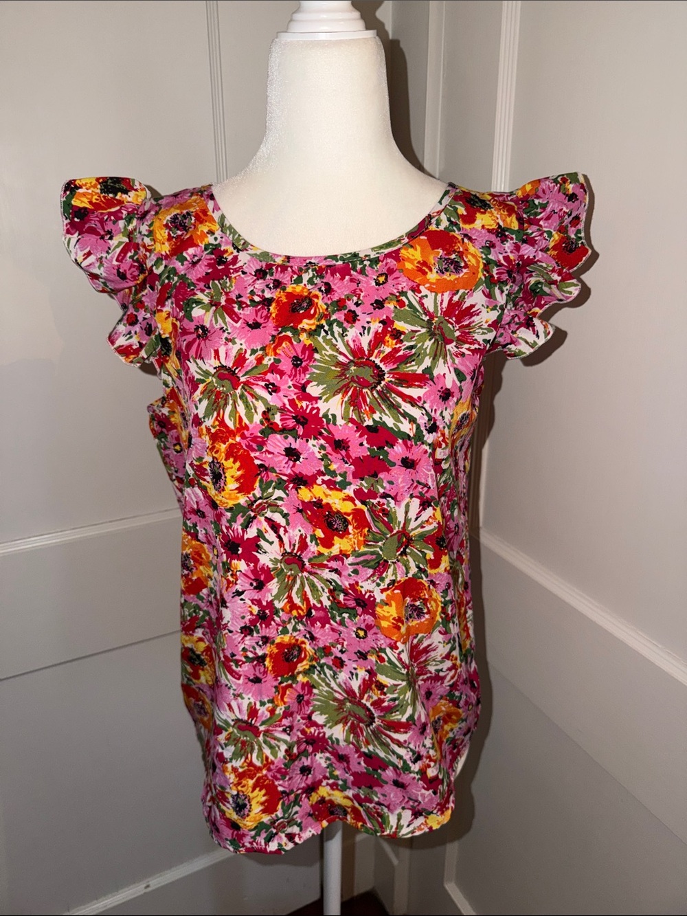 ⭐️ 3/$15 Women’s Pink Floral Ruffle Sleeve Top with Yellow & Green Accents Small